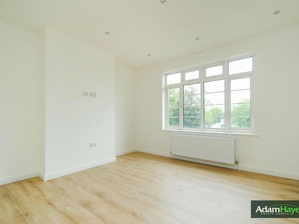 2 bed flat to rent in Risborough Close, Muswell Hill N10, £2,000 pcm