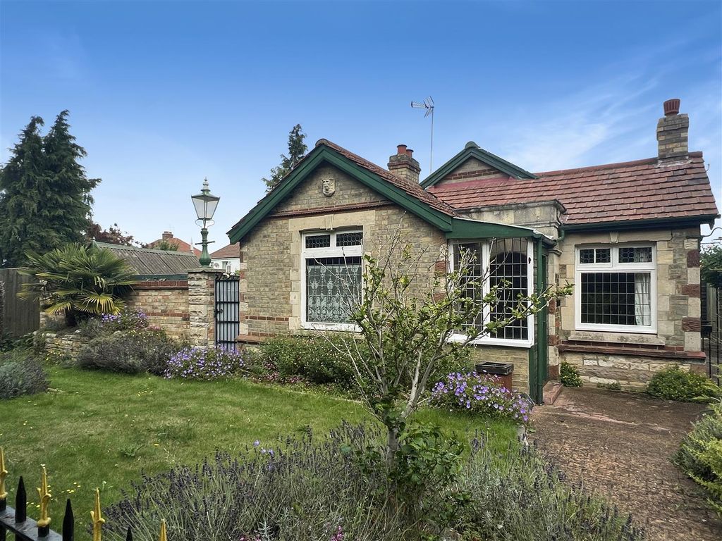 3 bed detached bungalow for sale in Home Close, Histon, Cambridge CB24, £475,000