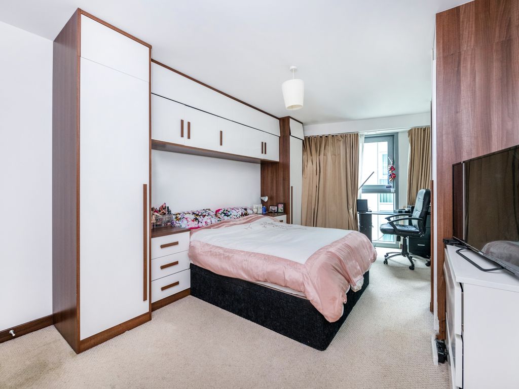 2 bed flat for sale in Bridges Court, London SW11, £585,000