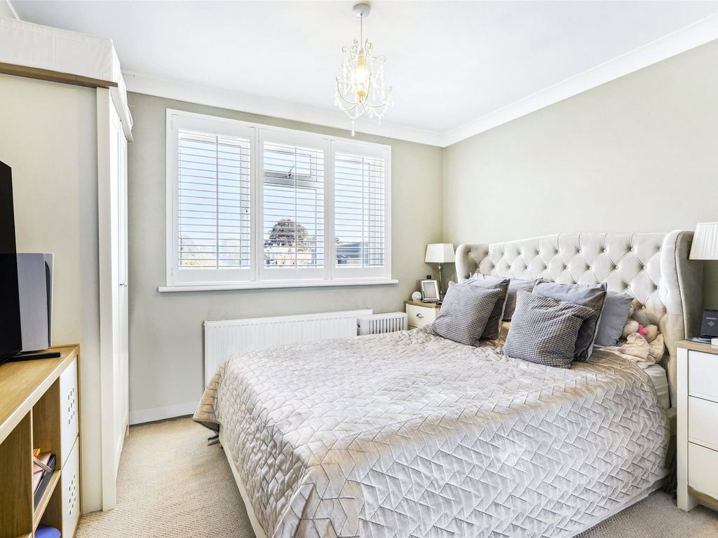 2 bed flat for sale in Sutton Lane North, Chiswick, London W4, £399,950
