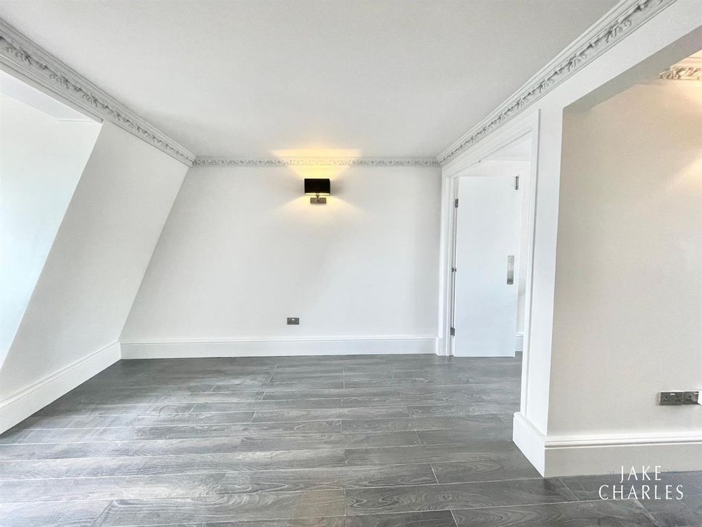 2 bed flat to rent in High Road, London N12, £2,000 pcm