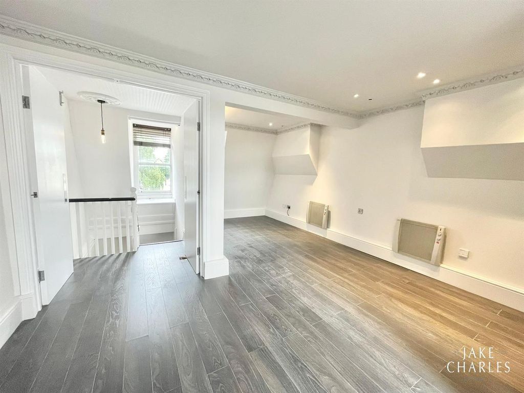 2 bed flat to rent in High Road, London N12, £2,000 pcm