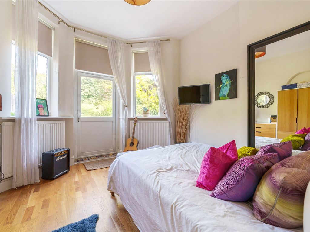 2 bed flat for sale in Palmerston Crescent, Palmers Green, London N13, £475,000