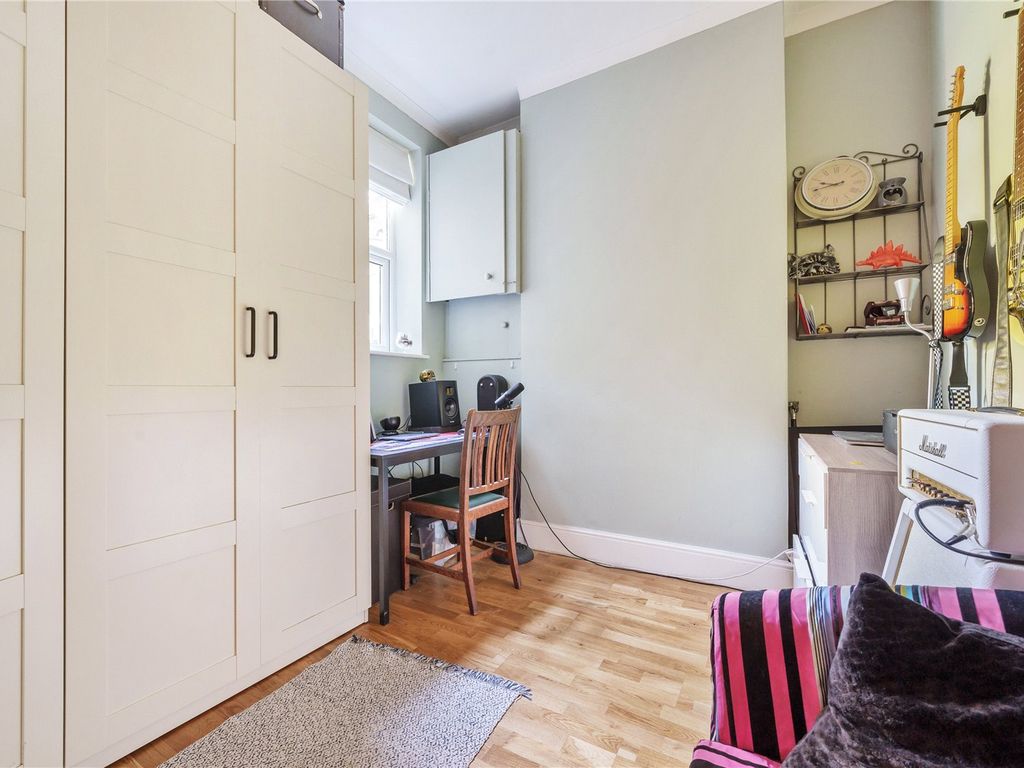 2 bed flat for sale in Palmerston Crescent, Palmers Green, London N13, £475,000