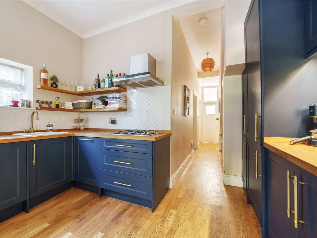 2 bed flat for sale in Palmerston Crescent, Palmers Green, London N13, £475,000