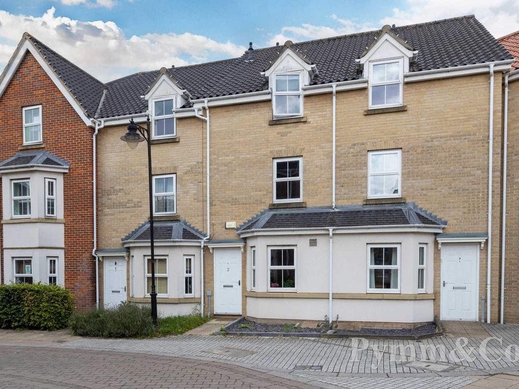 4 bed town house for sale in Kenneth Mckee Plain, Norwich NR2, £375,000