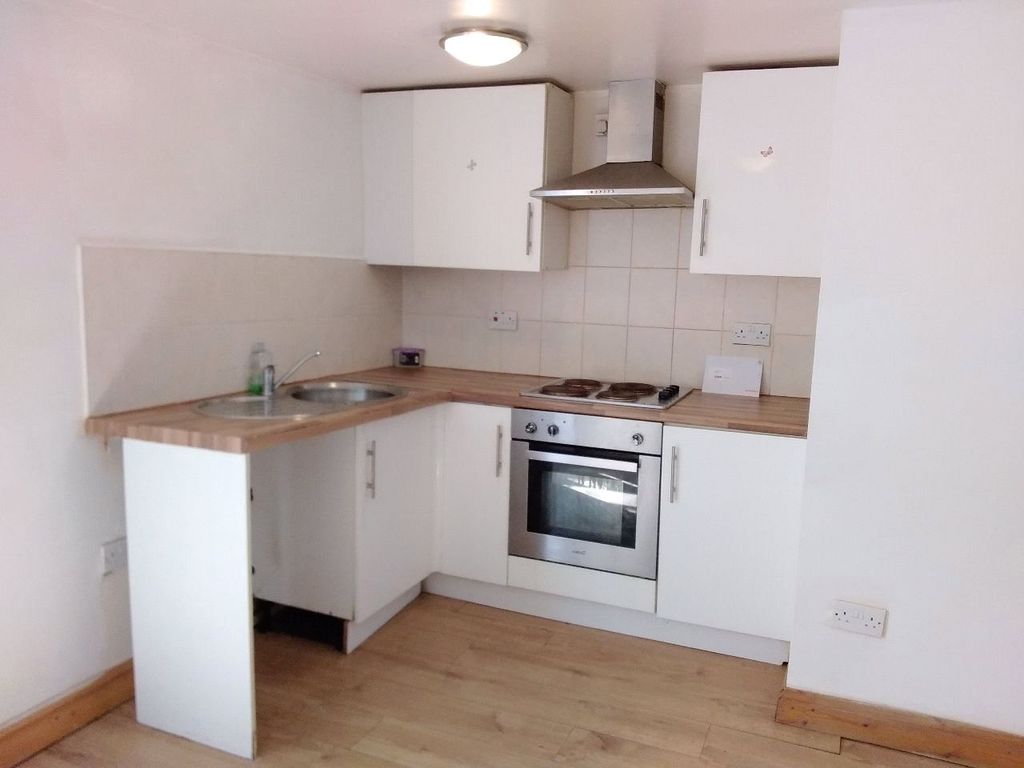 Studio to rent in College Street, Crosland Moor, Huddersfield HD4, £375 pcm