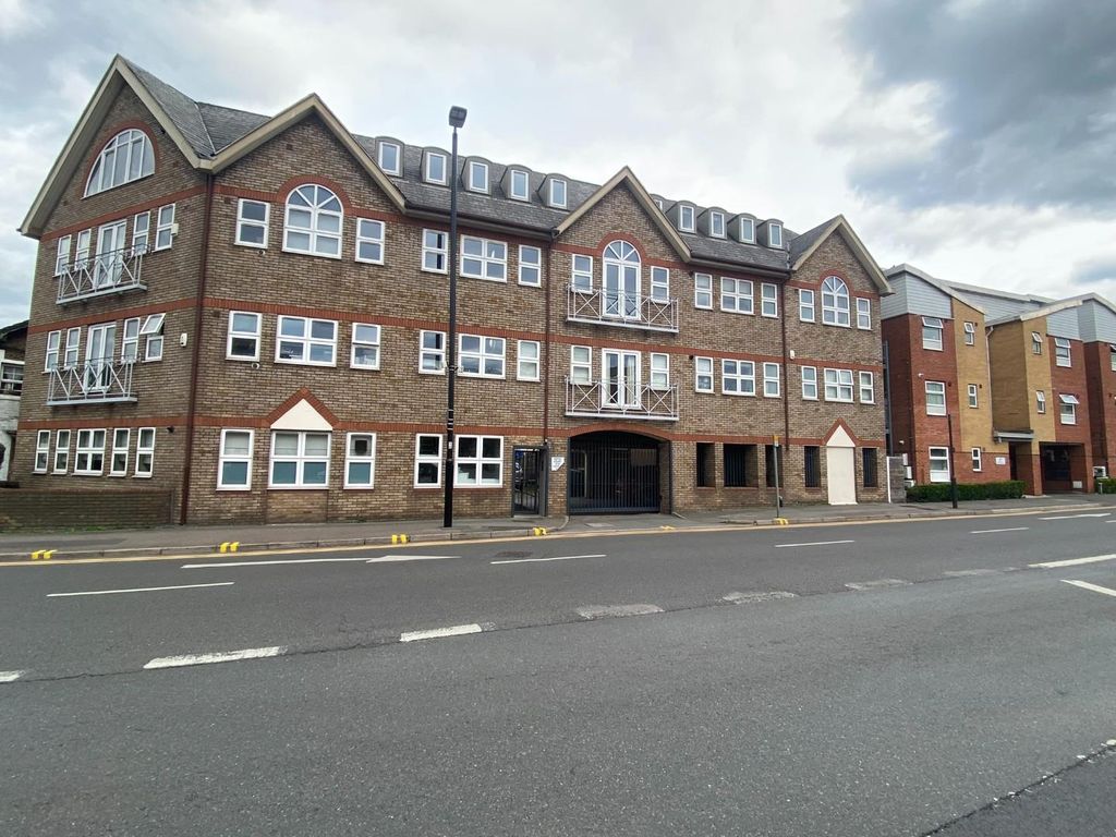 3 bed flat for sale in Throwley Way, Sutton SM1, £350,000