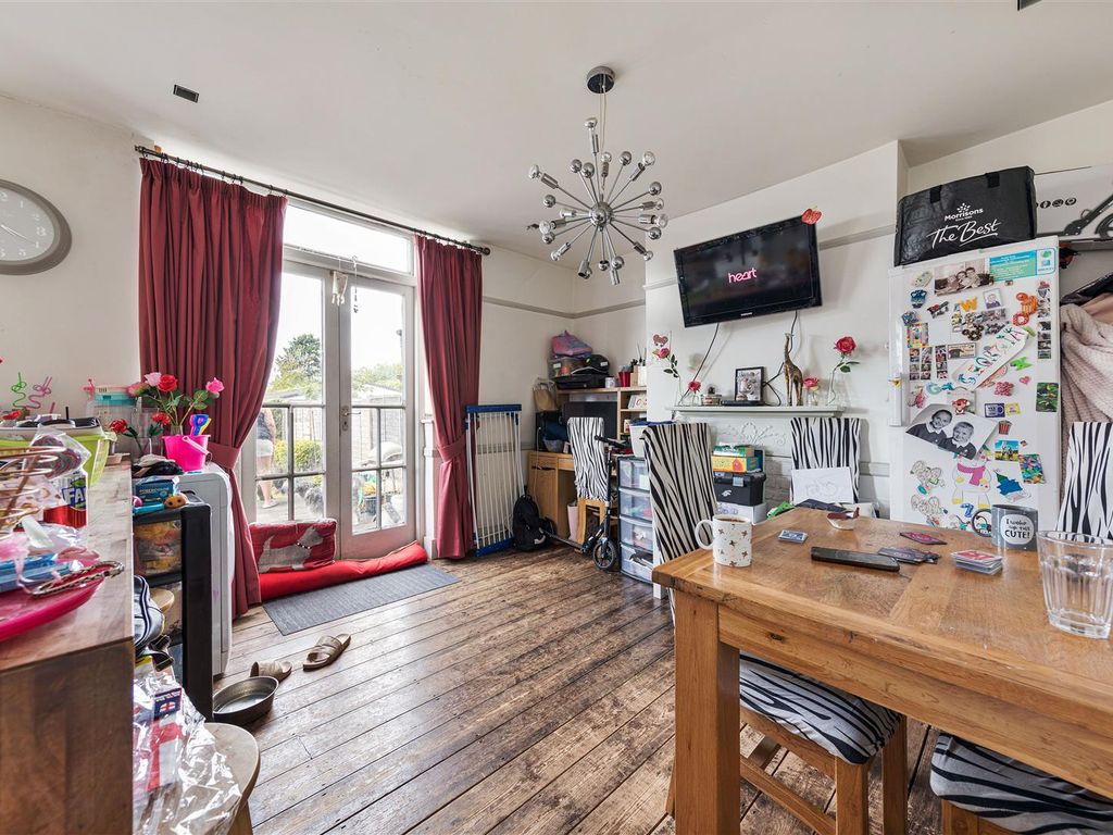 3 bed property for sale in Middleton Avenue, London E4, £500,000