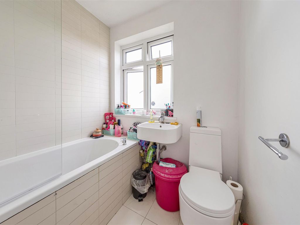 3 bed property for sale in Middleton Avenue, London E4, £500,000