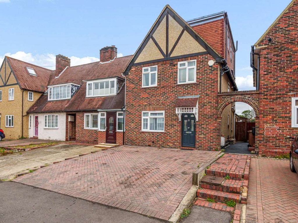 4 bed end terrace house for sale in Gander Green Lane, Sutton SM1, £625,000