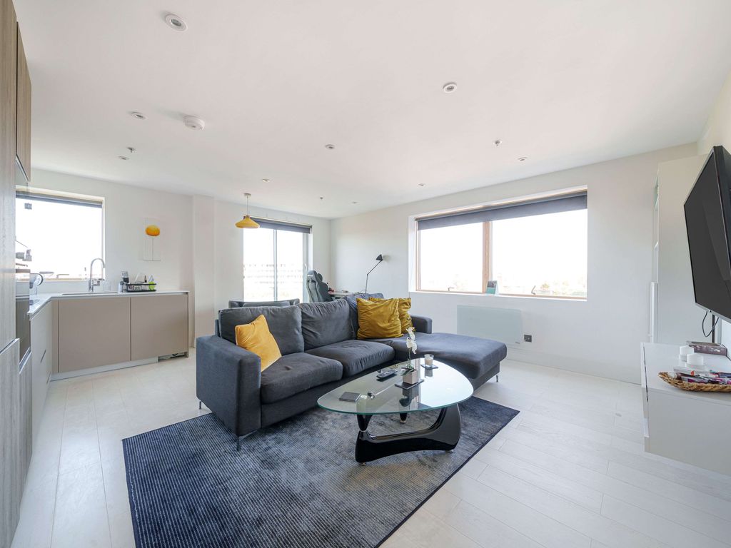 1 bed terraced house for sale in Chiswick High Road, London W4, £485,000