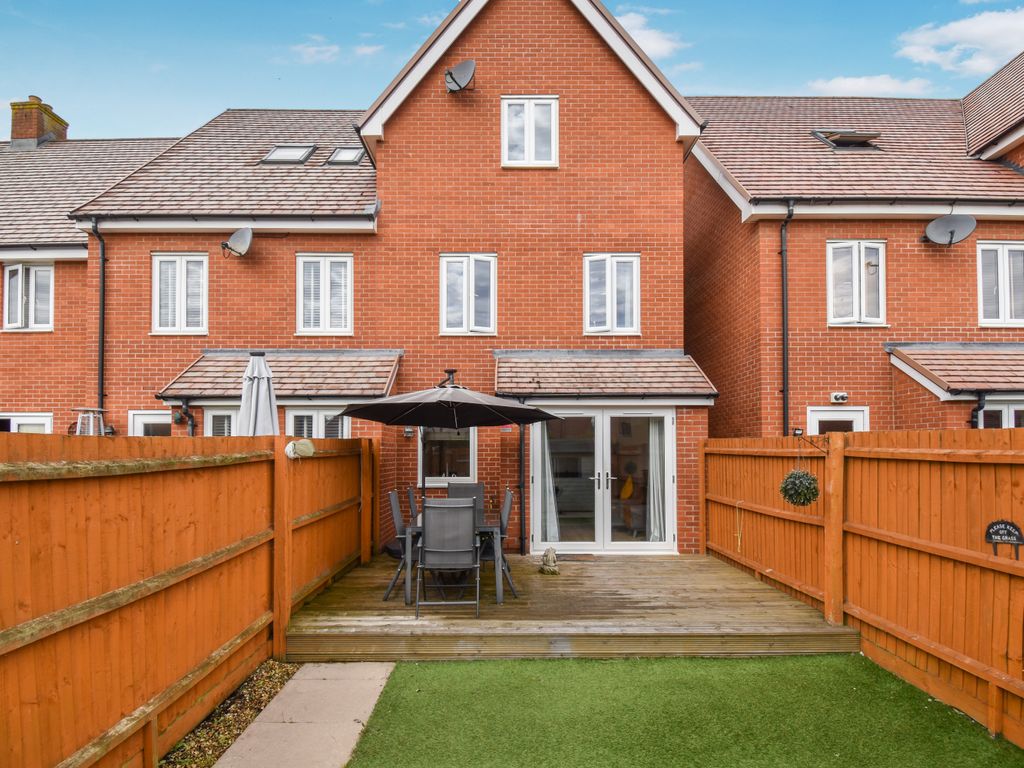 4 bed town house for sale in Venus Avenue, Biggleswade SG18, £390,000