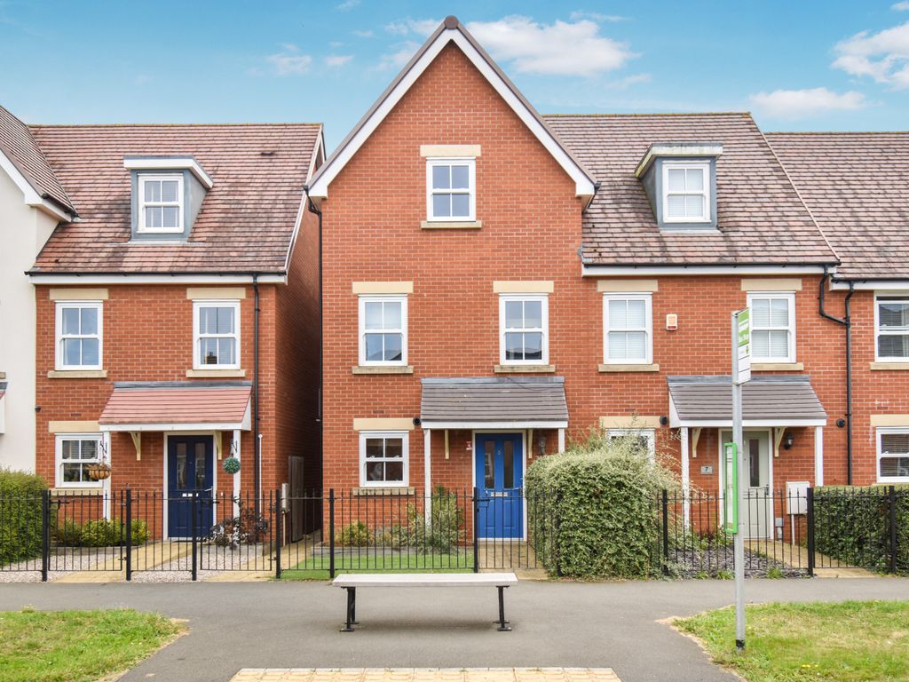 4 bed town house for sale in Venus Avenue, Biggleswade SG18, £390,000