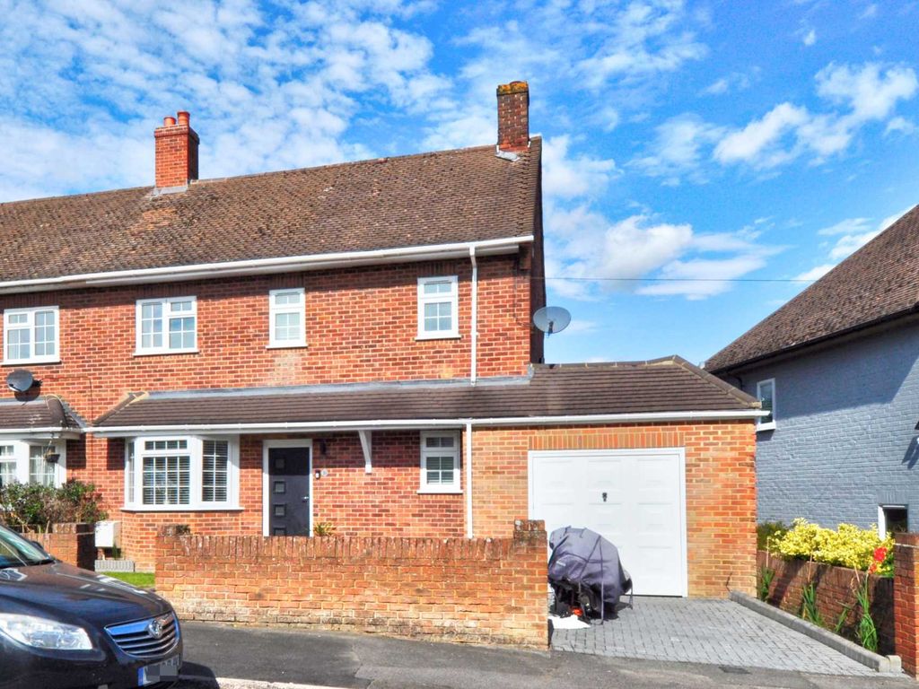 3 bed end terrace house for sale in Gainsborough Road, Henley On Thames RG9, £550,000
