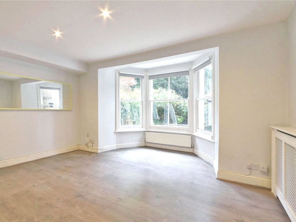 2 bed flat for sale in Cavendish Road, Brondesbury NW6, £390,000