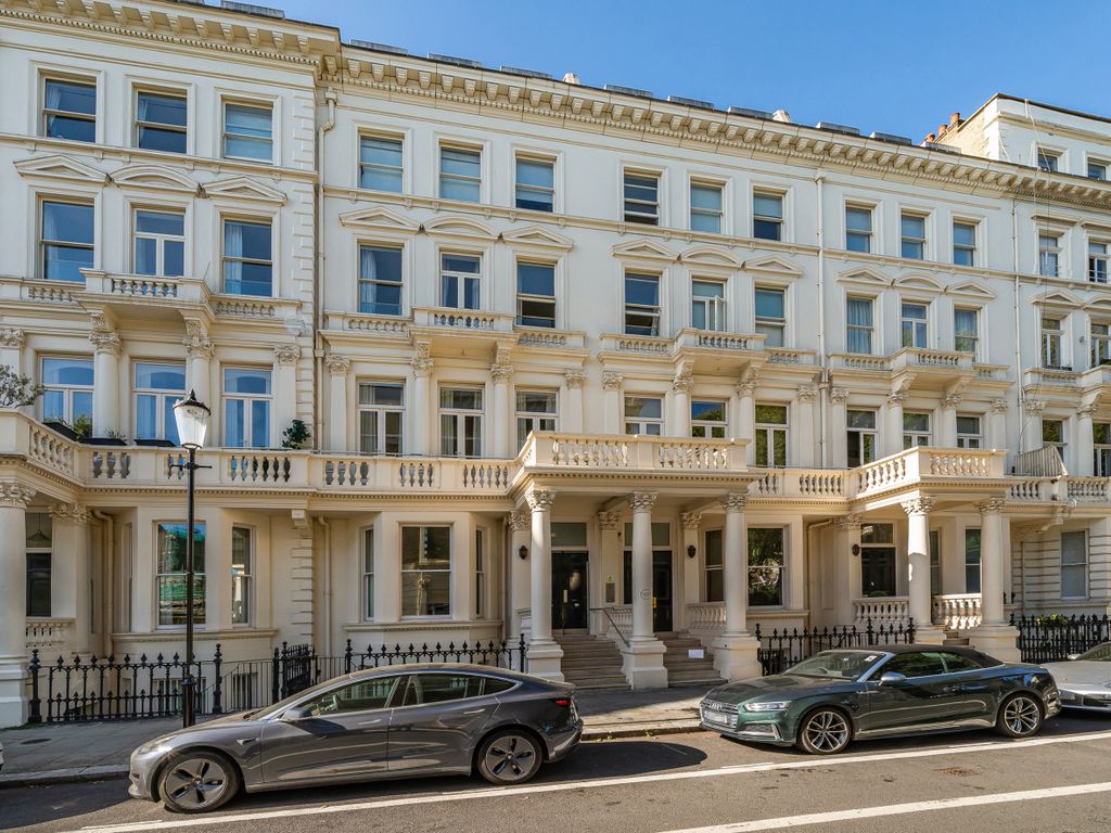 1 bed flat for sale in Earl's Court Square, London SW5, £625,000