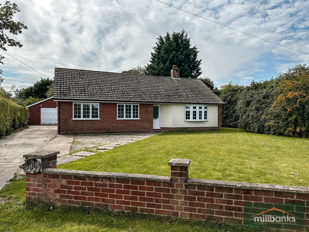 3 bed detached bungalow for sale in Bunwell Street, Bunwell, Norwich, Norfolk NR16, £400,000