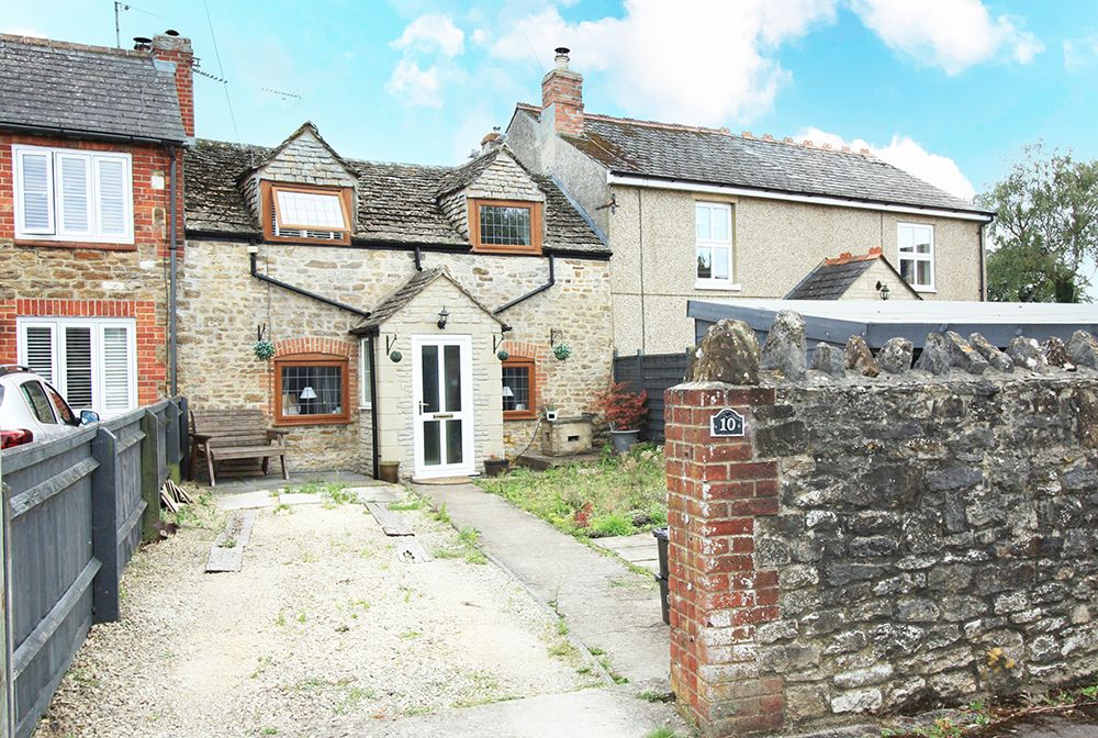 3 bed cottage for sale in The Green, Highworth SN6, £340,000