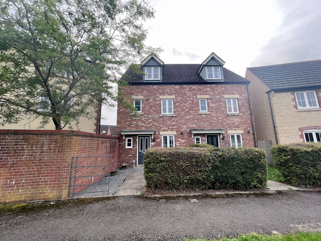 4 bed town house to rent in Poseidon Close, Swindon SN25, £1,500 pcm