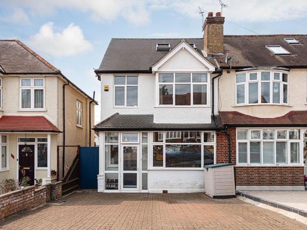 4 bed end terrace house for sale in Braemar Road, Worcester Park KT4, £680,000