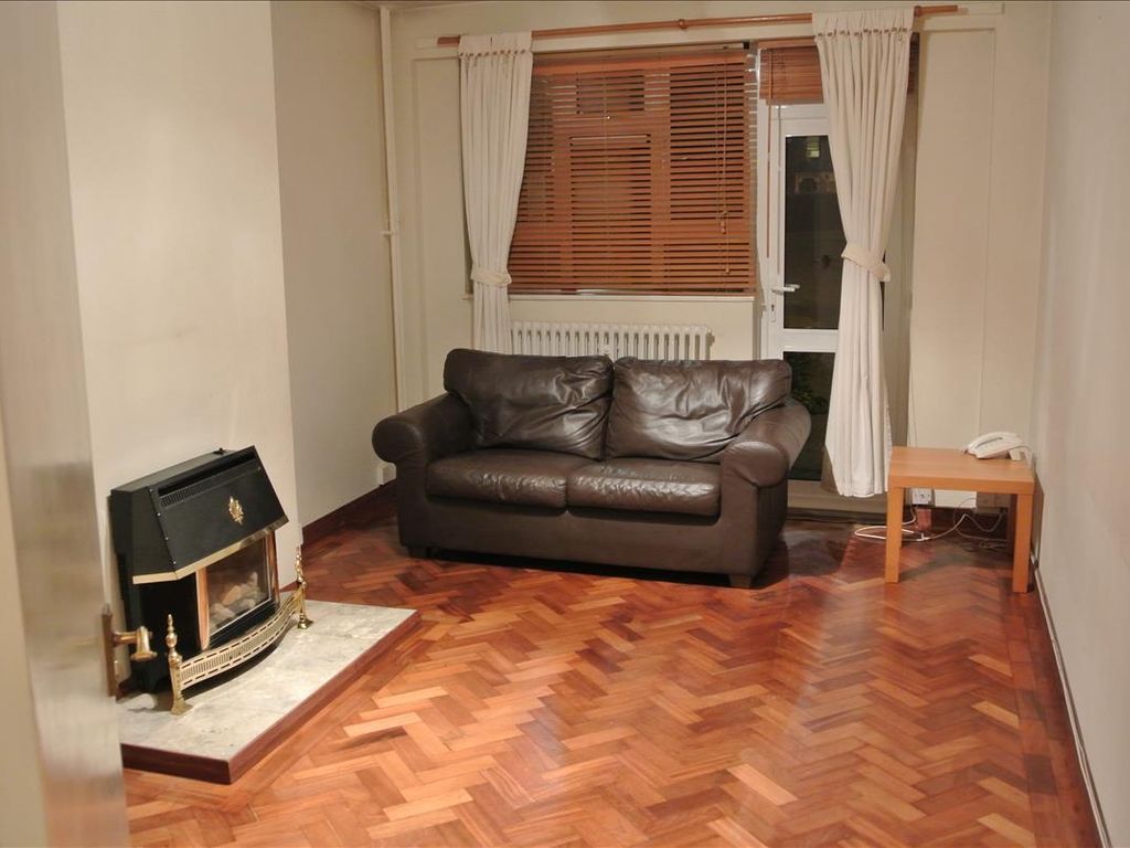 2 bed flat for sale in Broughton Road, Ealing W13, £435,000