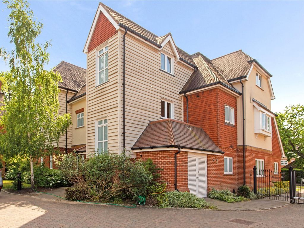 2 bed flat for sale in Rouse Close, Weybridge KT13, £425,000
