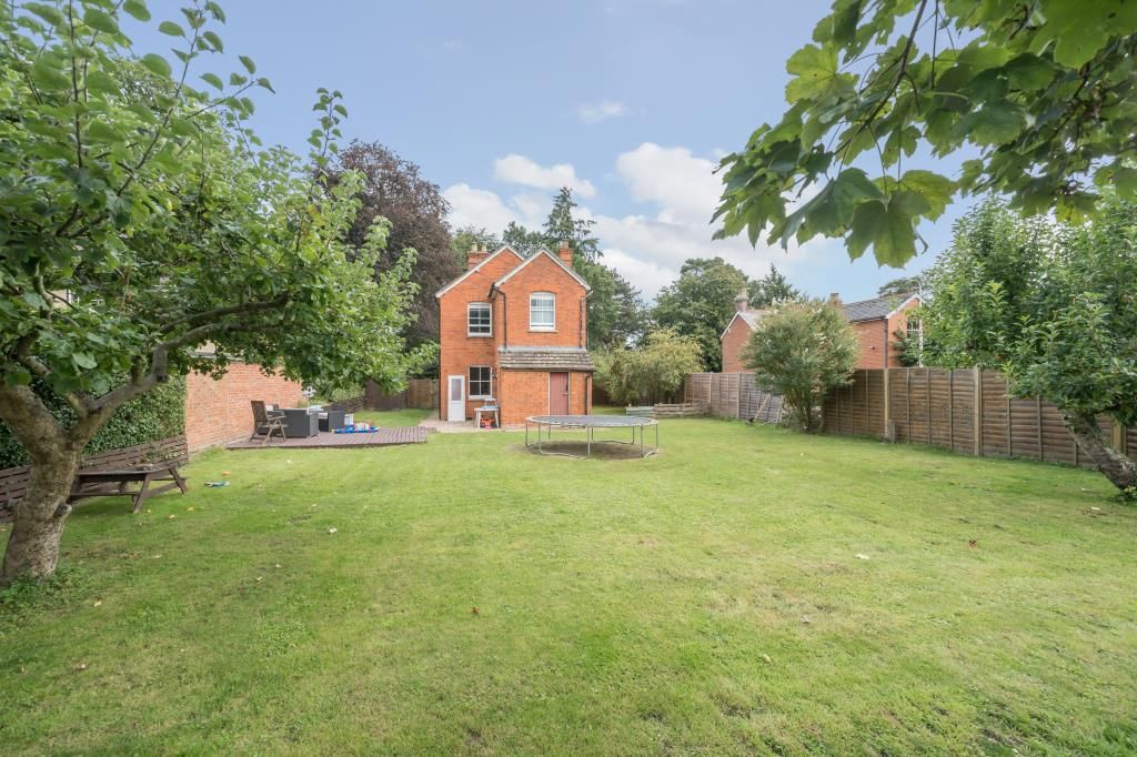 2 bed detached house for sale in Newbury, Berkshire RG14, £425,000