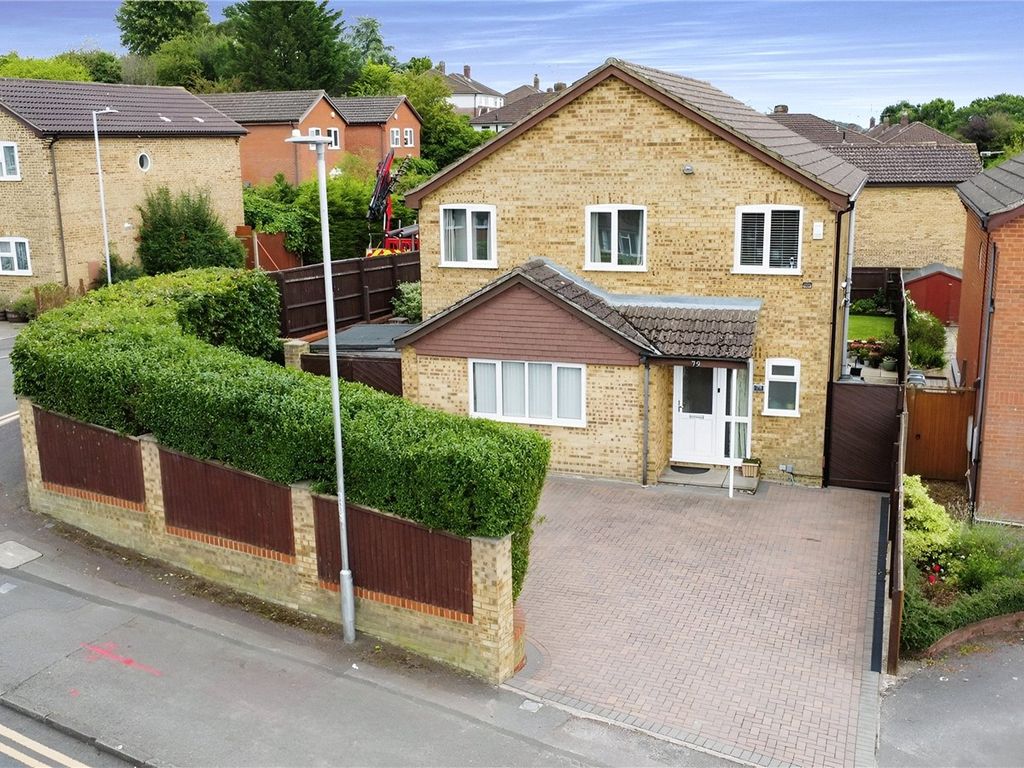 4 bed detached house for sale in Cressingham Road, Reading, Berkshire RG2, £600,000