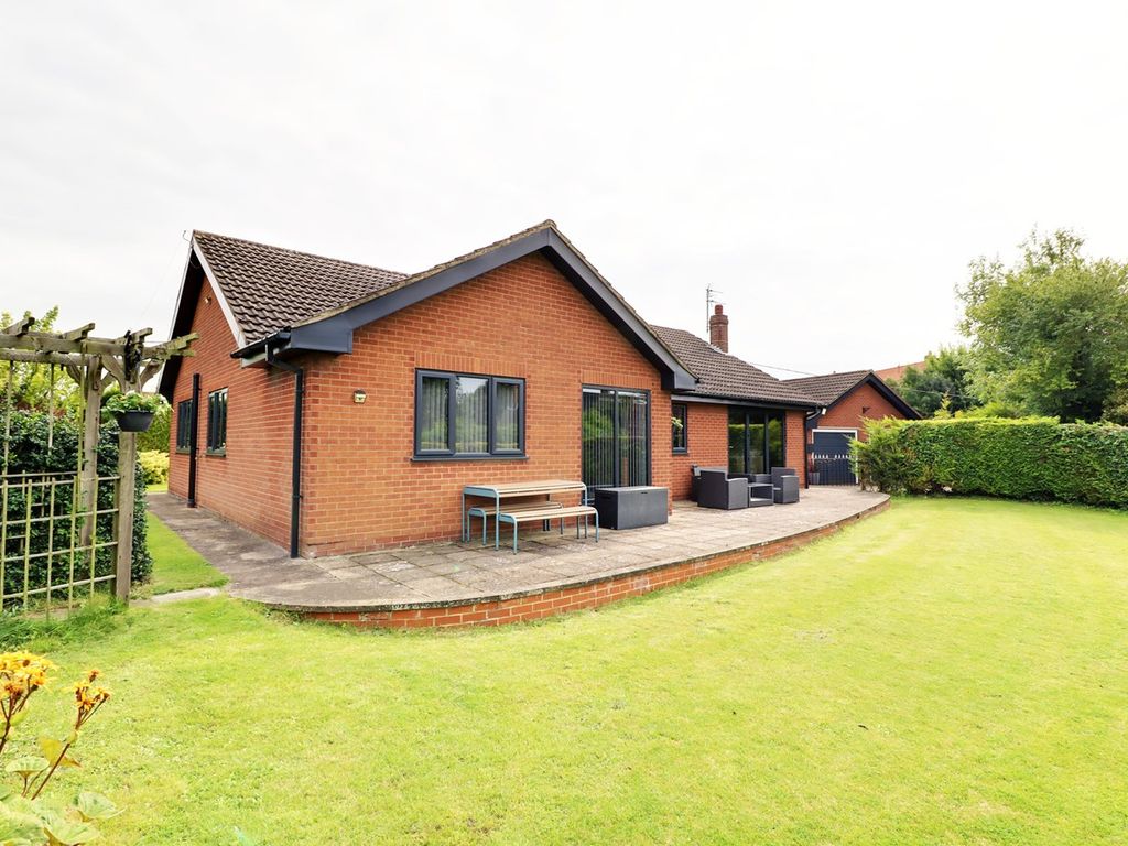 3 bed detached bungalow for sale in Middlegate Lane, Melton Ross DN38, £365,000