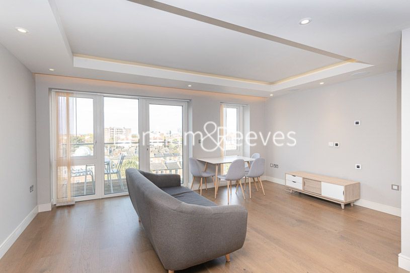 2 bed flat to rent in Parr's Way, Hammersmith W6, £3,600 pcm