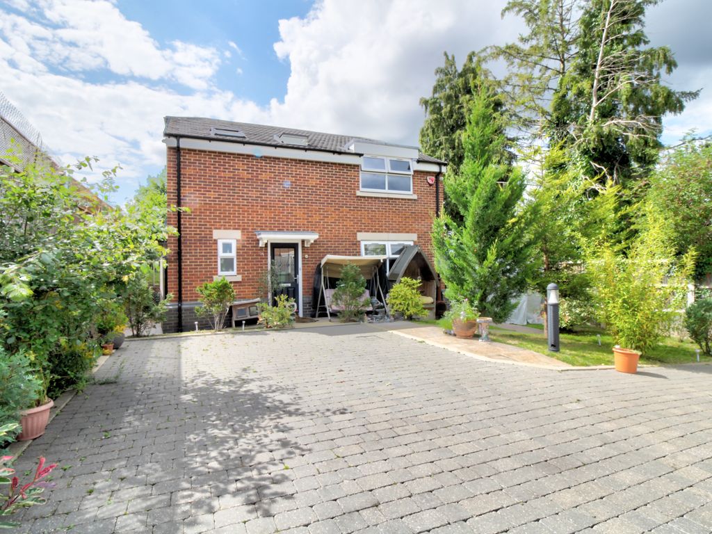 3 bed detached house for sale in Potters Mead, Dunstable LU5, £400,000
