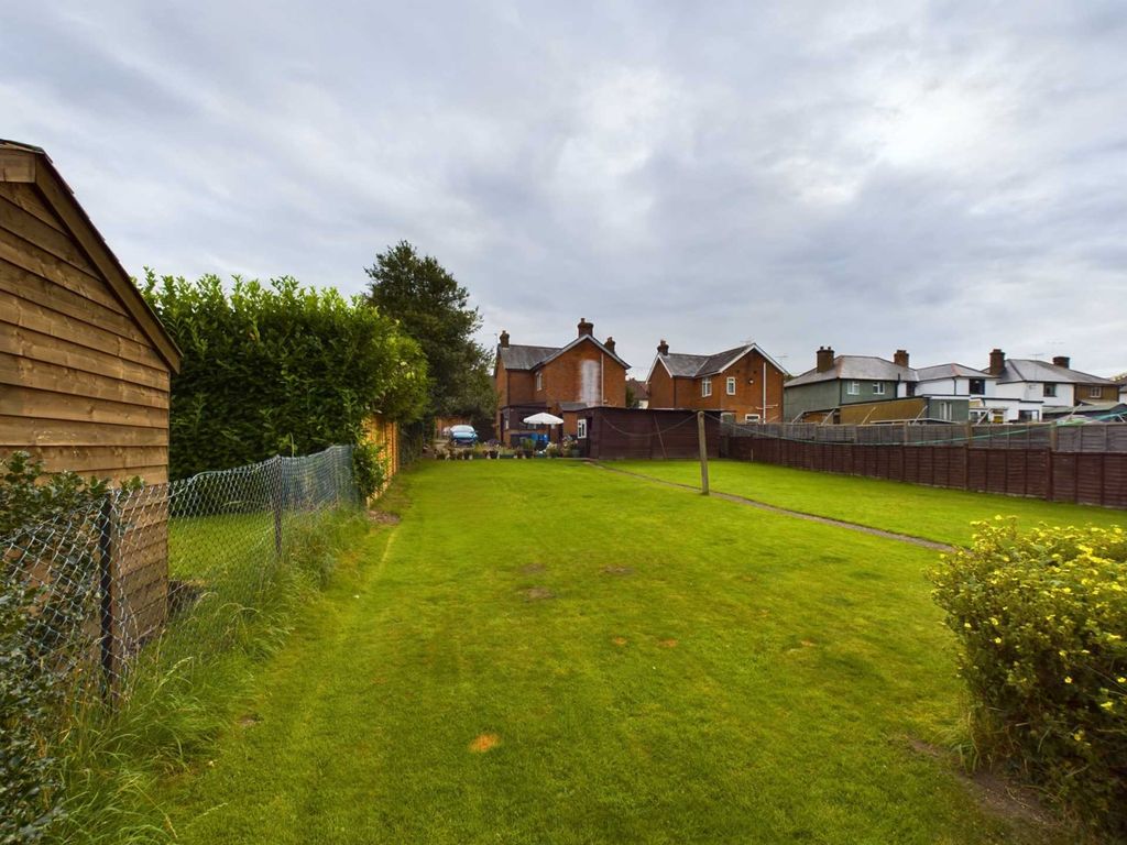 3 bed detached house for sale in New Road, Bolter End HP14, £550,000