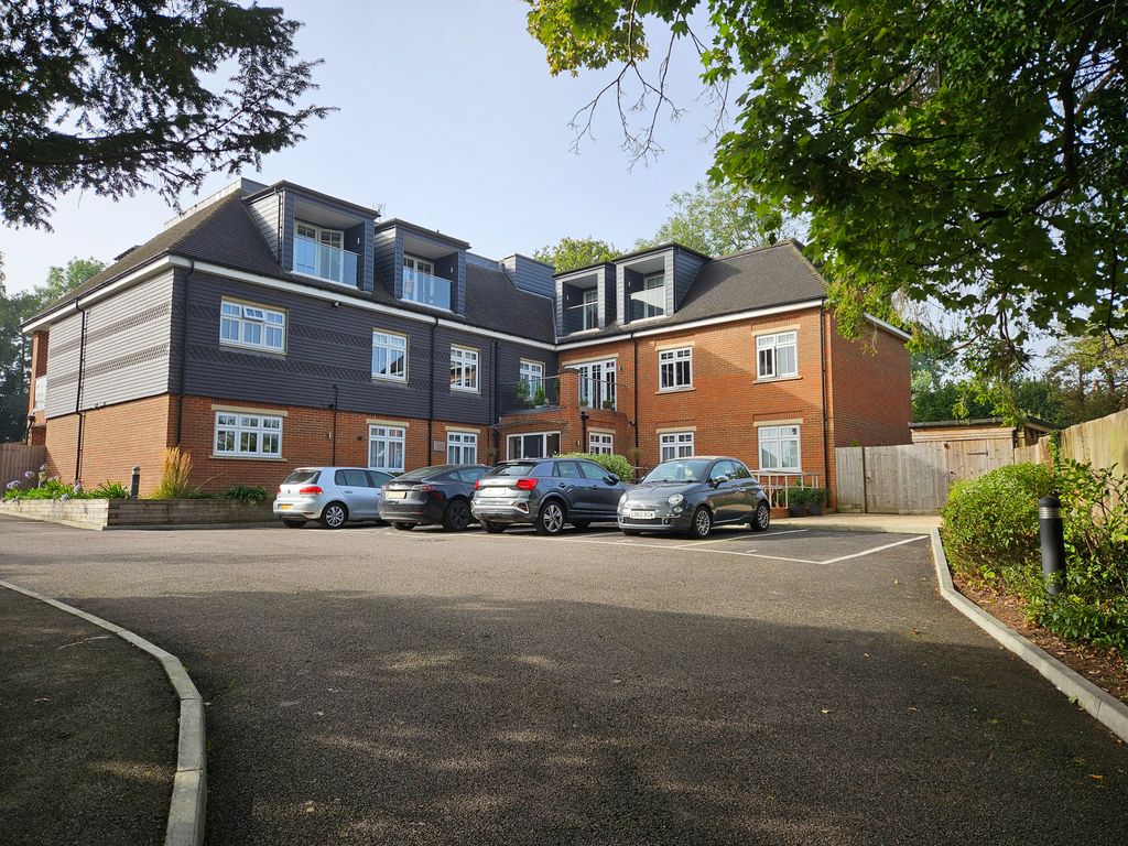 2 bed flat for sale in Searchwood Road, Warlingham CR6, £425,000