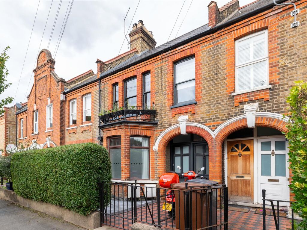 2 bed flat for sale in Carr Road, London E17, £435,000