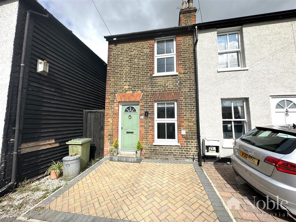 2 bed end terrace house for sale in Queens Road, Brentwood CM14, £375,000