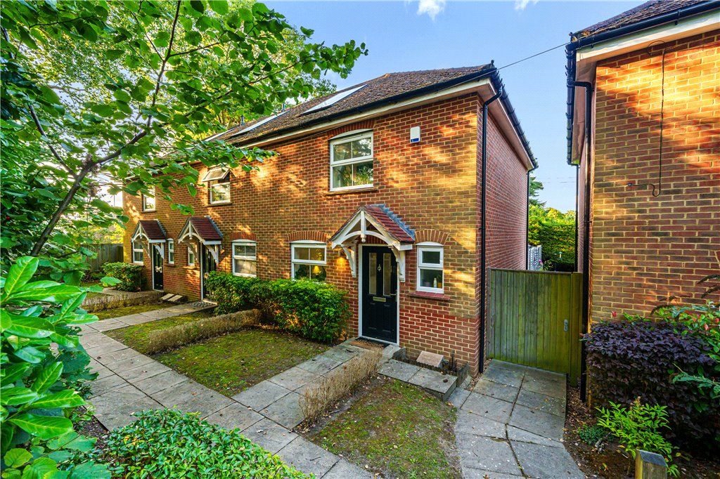 2 bed end terrace house for sale in California Place, Finchampstead Road, Wokingham RG40, £385,000