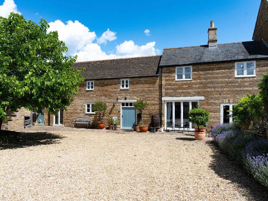 4 bed barn conversion for sale in The Acorns, Market Deeping, Peterborough PE6, £600,000