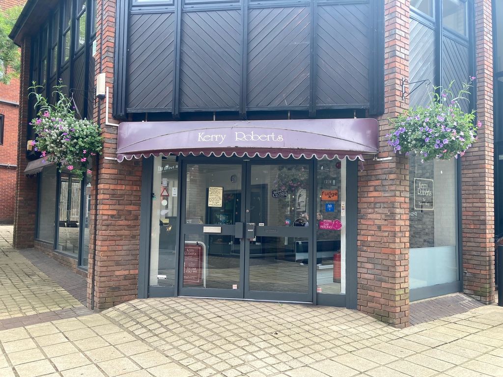 Retail premises to let in Alexandra Court, Wokingham RG40, £22,500 pa