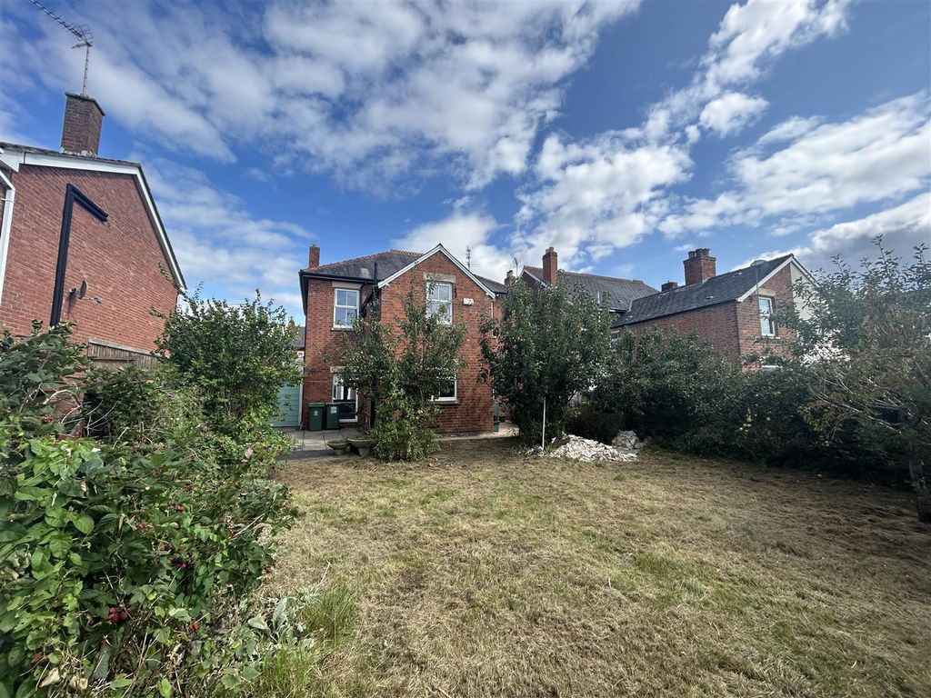 5 bed detached house for sale in Hinton Road, Gloucester GL1, £435,000