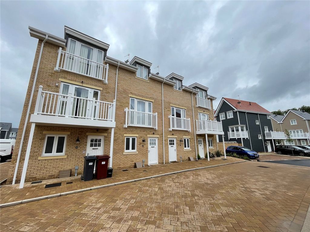 4 bed terraced house for sale in New Hampshire Street, Reading RG2, £600,000