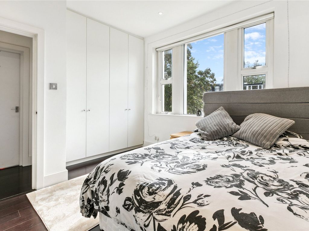 2 bed flat for sale in Elsham Road, London W14, £600,000