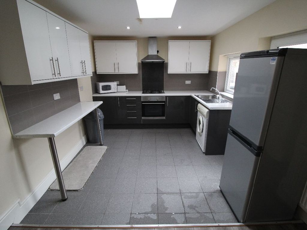 6 bed terraced house to rent in Albert Road, Preston, Lancashire PR1, £1,500 pcm