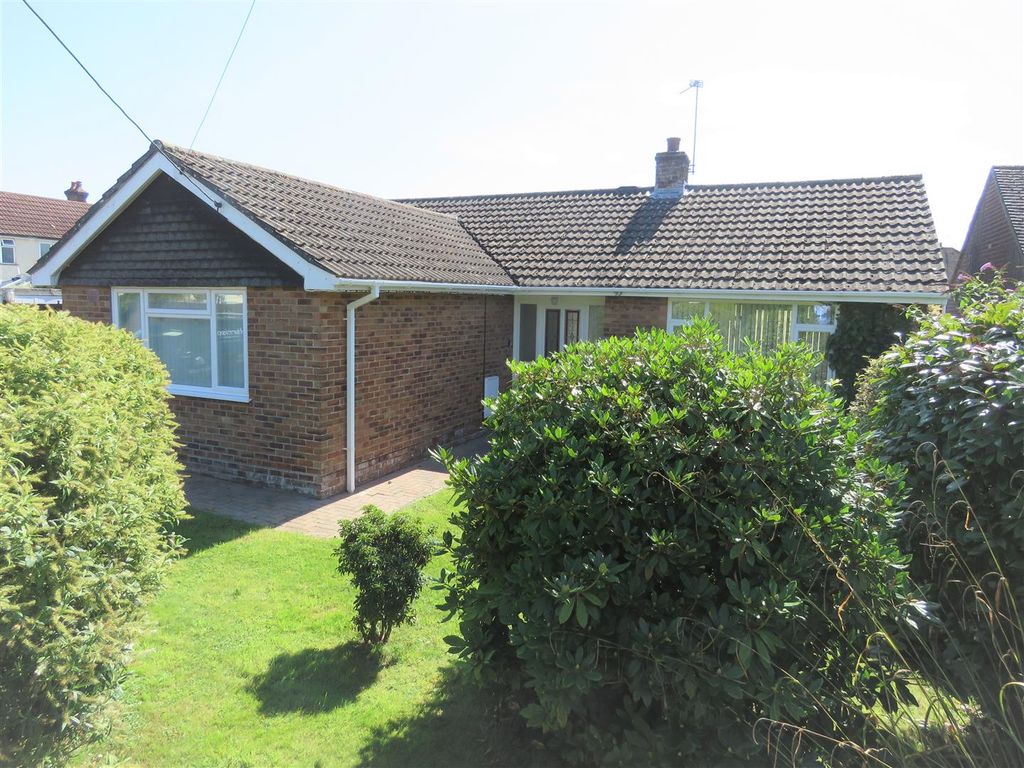 2 bed detached bungalow for sale in Ashley Common Road, New Milton BH25, £425,000