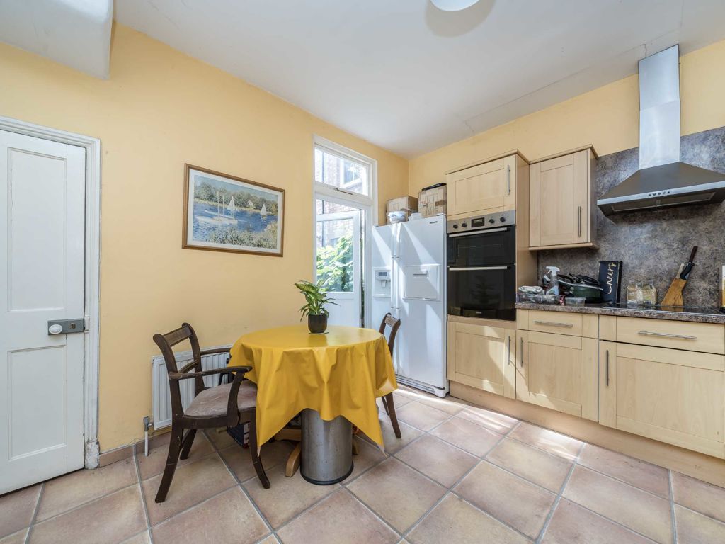 4 bed property for sale in Stanley Road, London N10, £600,000