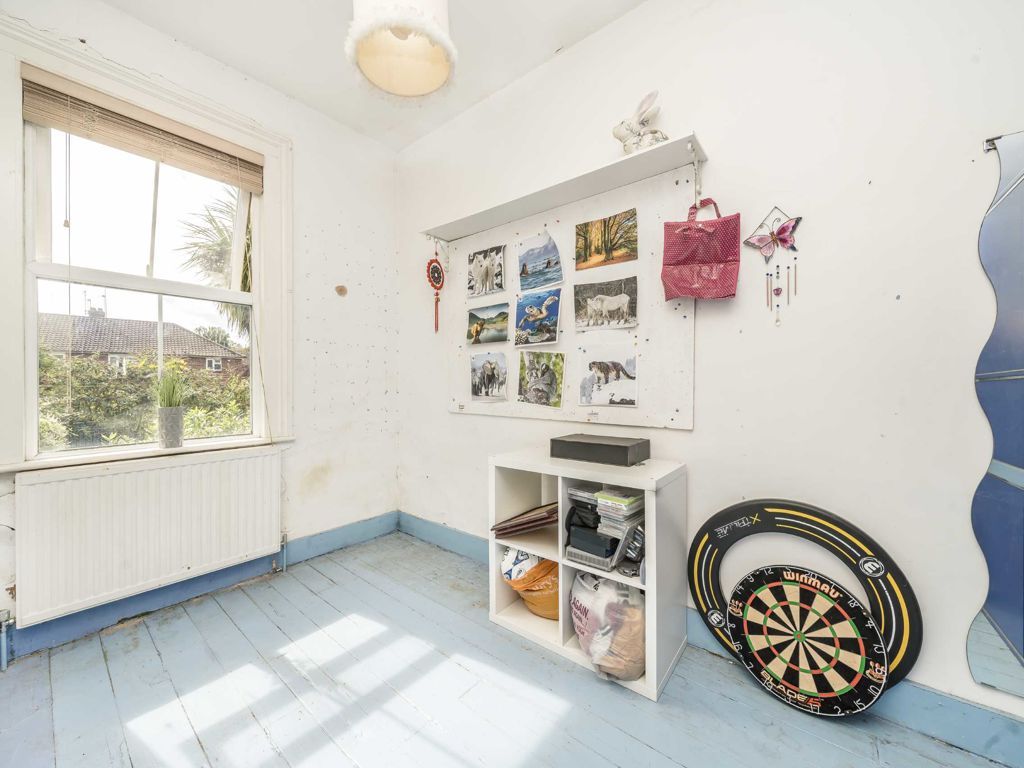 4 bed property for sale in Stanley Road, London N10, £600,000