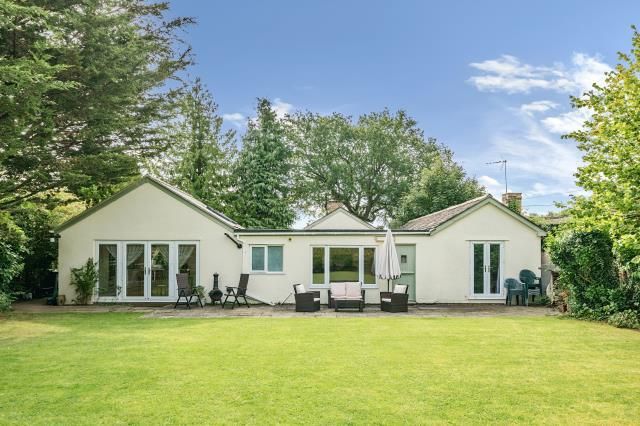 5 bed detached bungalow for sale in Nash Lane, Freeland OX29, £700,000