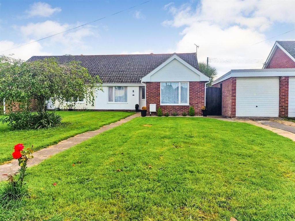 3 bed semi-detached bungalow for sale in Winfield, Newent GL18, £345,000