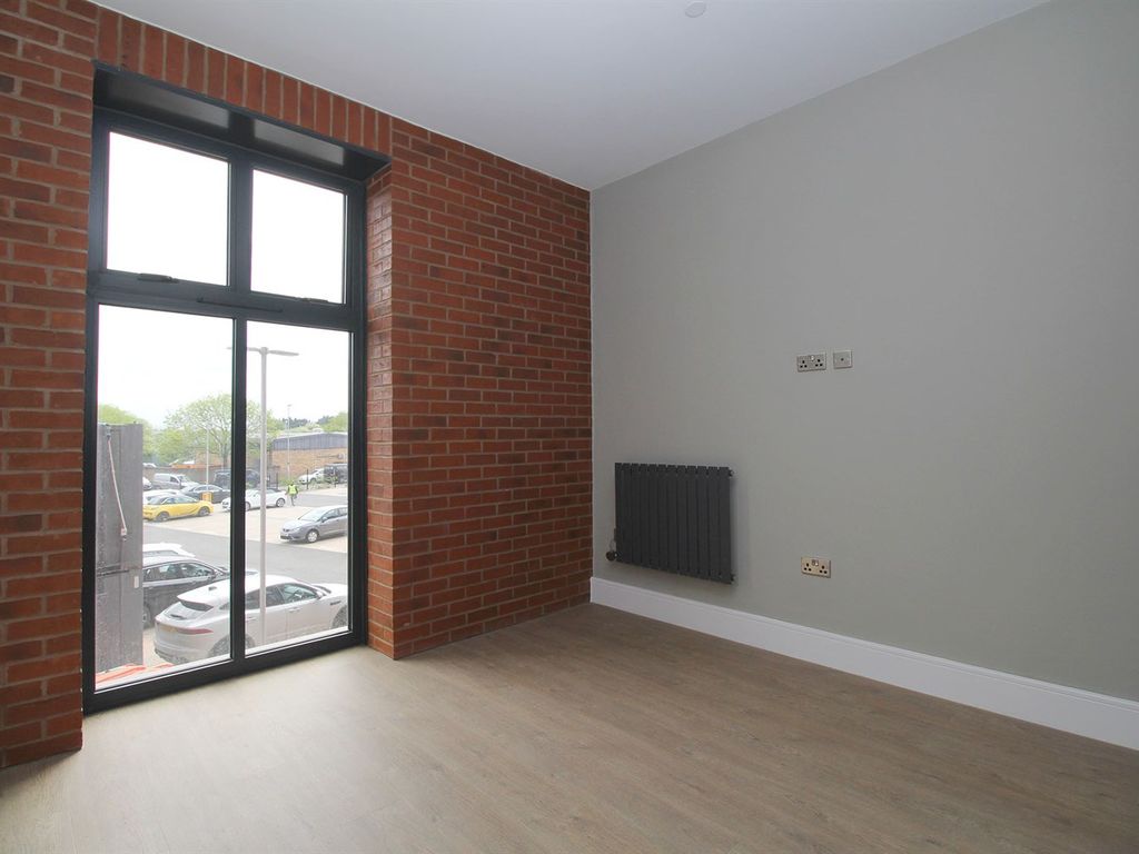 2 bed flat to rent in Falcon Street, Loughborough LE11, £1,350 pcm