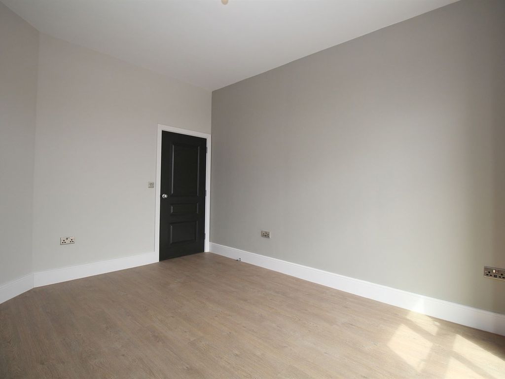 2 bed flat to rent in Falcon Street, Loughborough LE11, £1,350 pcm